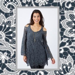 Evereve / Chaser Lace Bell Sleeve Tunic Top Teal EUC
